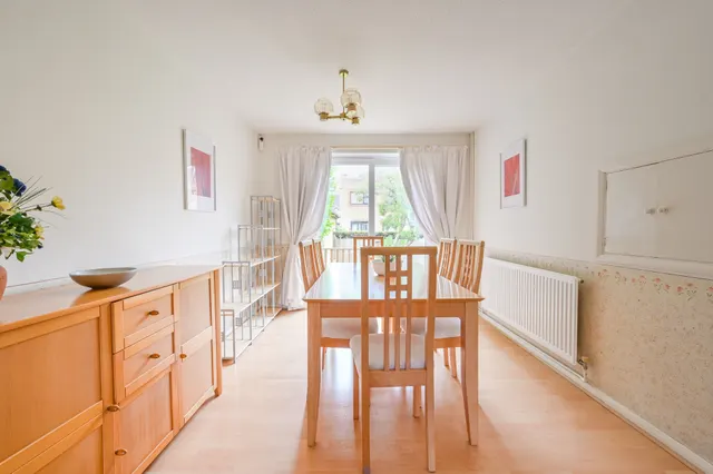 Photo 3 — 9 Wintergreen Close, London