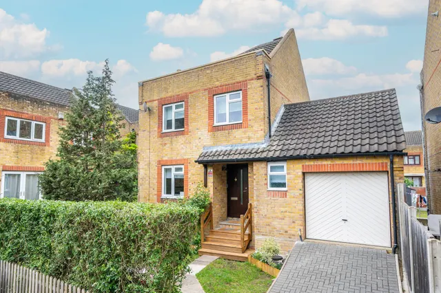 9 Wintergreen Close, London, photo 1