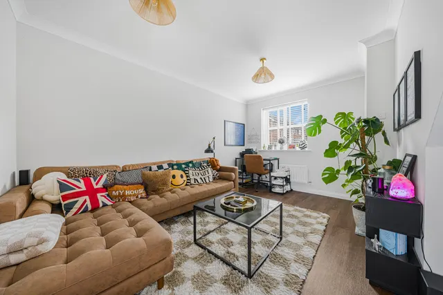Riverview Gardens, Cobham, KT11, photo 2