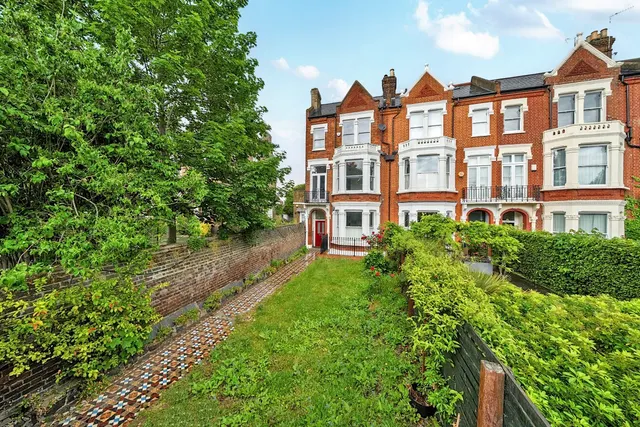 Clapham Common North Side, Battersea, SW4, photo 1