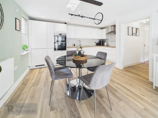 Oriel Close, Forge Wood, RH10, photo 2