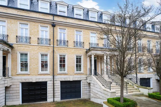 Princess Square, Esher, KT10, photo 1