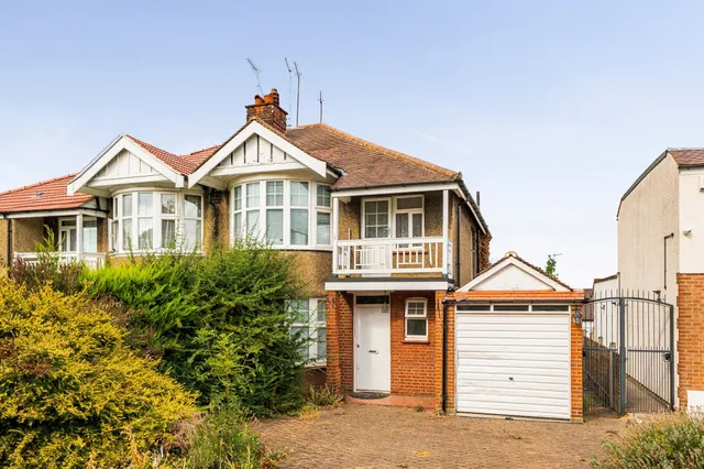 Ridings Avenue, London, photo 1