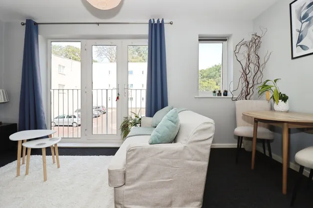 Photo 2 — Yalland Close, Bristol, Somerset, BS16