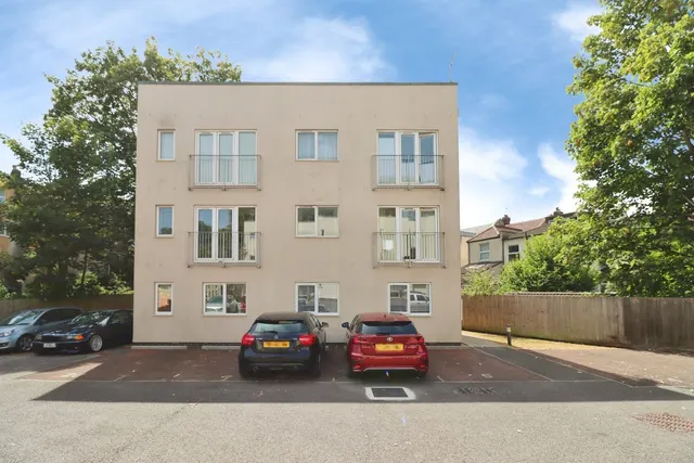 Photo 3 — Yalland Close, Bristol, Somerset, BS16