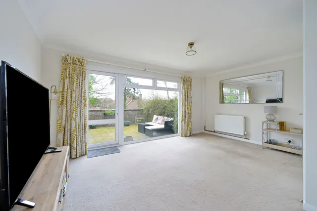High Street, Maisonettes, GU6, photo 2