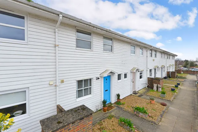 High Street, Maisonettes, GU6, photo 1