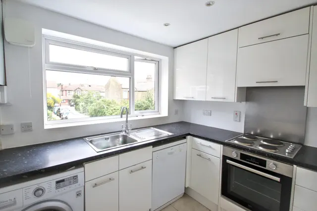 Horn Lane, Woodford Green, IG8, photo 2