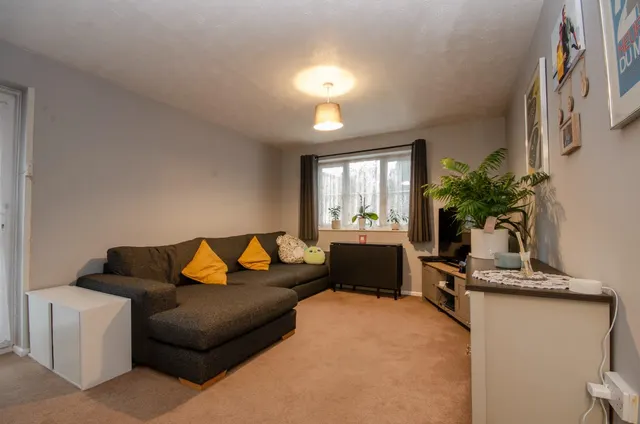 Photo 3 — Harbourne Gardens, West End, Southampton, SO18 3LZ