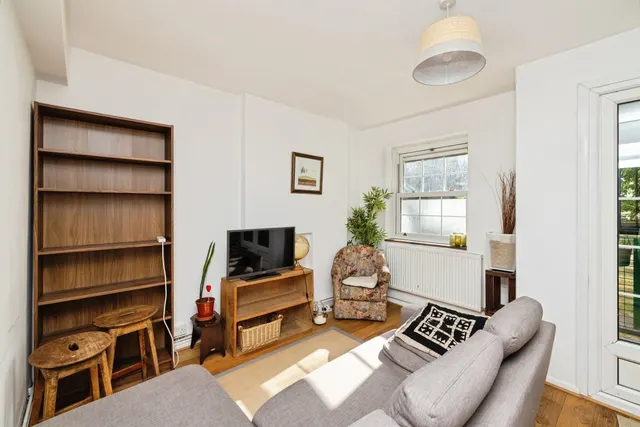 Photo 3 — Worsopp Drive, Clapham, London, SW4