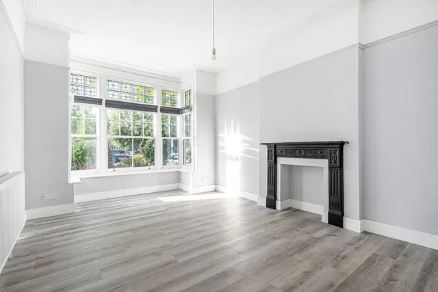 2 bedroom flat, Lawn Crescent, Kew, TW9