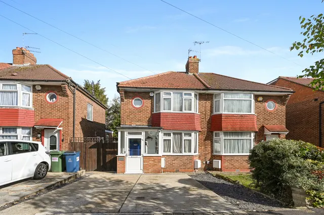 3 bedroom house, Broomgrove Gardens, Edgware, HA8