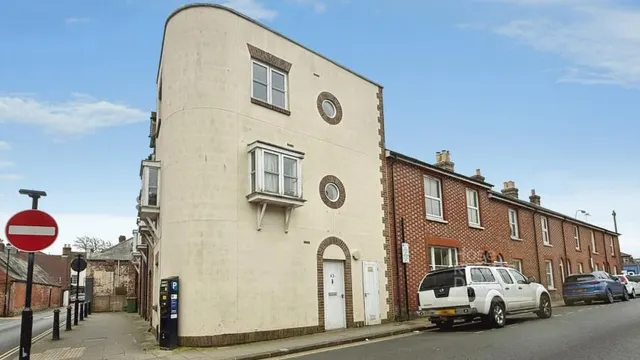 Lugley Street, Newport, PO30, photo 1