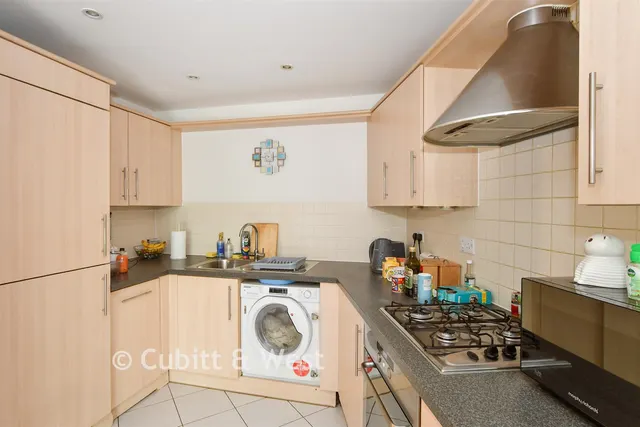 Woodfield Road, Crawley, RH10, photo 3