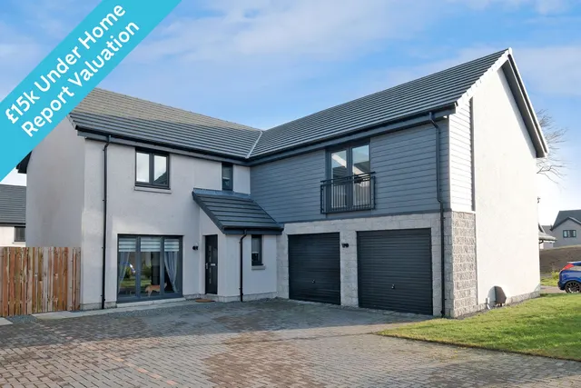 Daisy Close, Mintlaw, AB42, photo 1