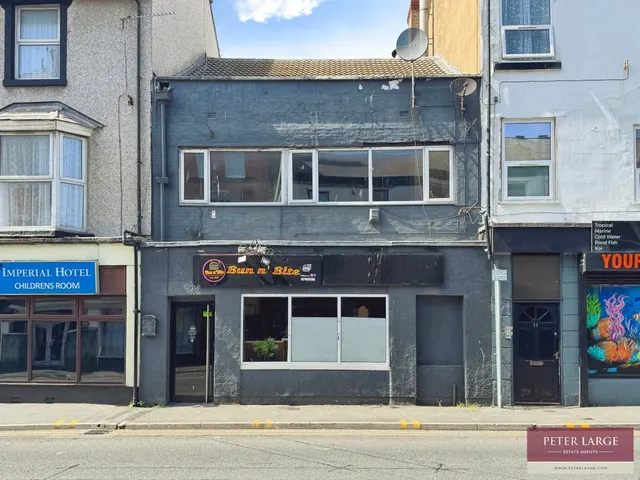 Kinmel Street, Rhyl, LL18 1AE, photo 1