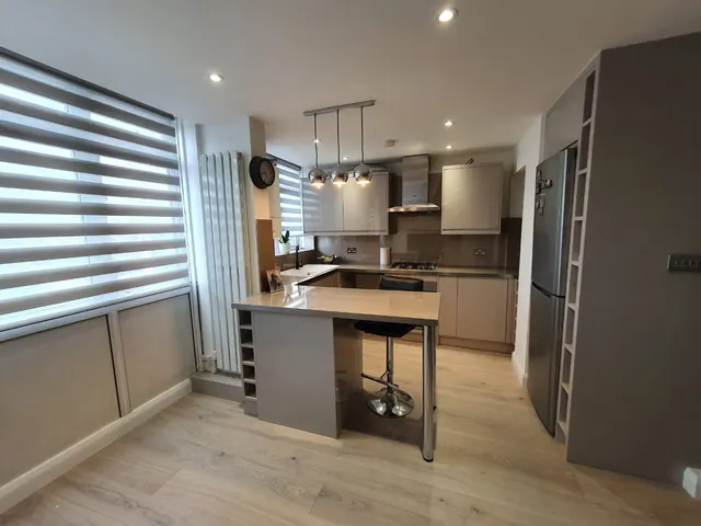 Gardner Close, London, E11, photo 1