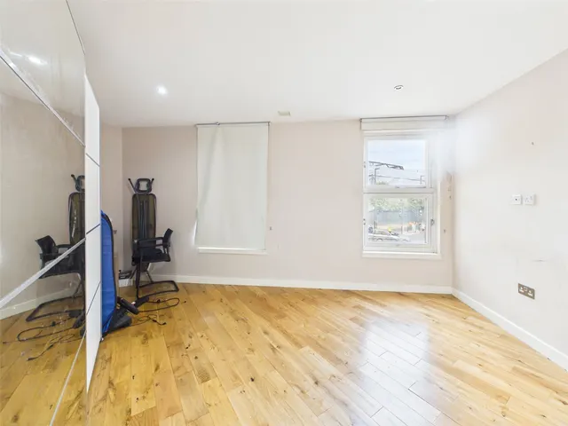St. Johns Road, Isleworth, TW7, photo 2