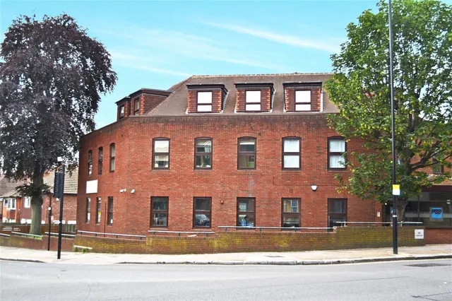 St. Johns Road, Isleworth, TW7, photo 1