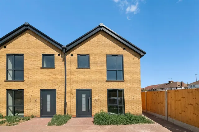 Field Road, Feltham, photo 1