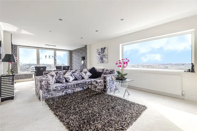 Sandmoor Court, Alwoodley, photo 1
