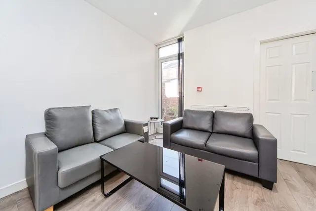Molyneux Road, Kensington, L6, photo 3
