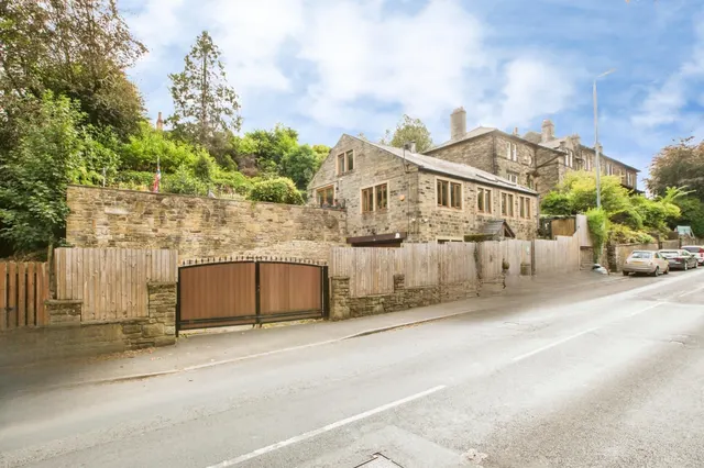 Burnley Road, Luddendenfoot, HALIFAX, photo 1