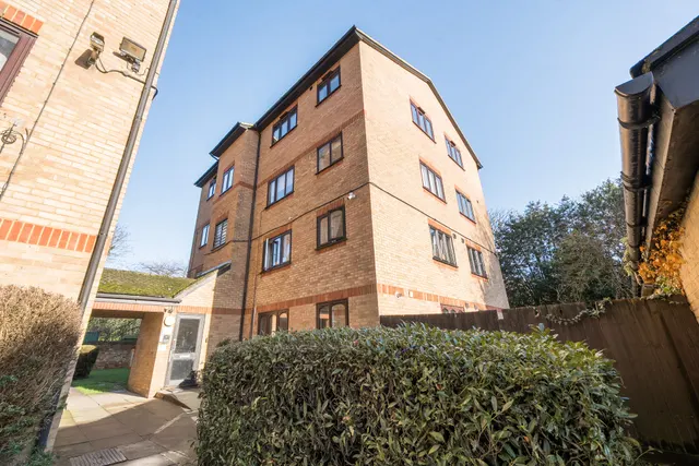 70 Azalea Court, Azalea Close, London, photo 1