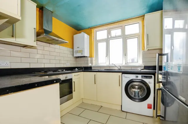 Canberra Drive, Northolt, UB5, photo 1