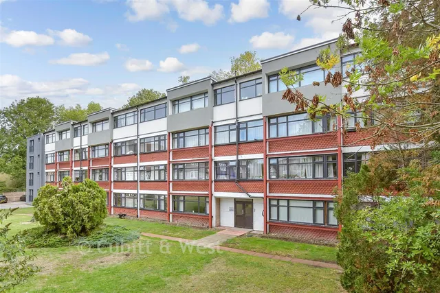 3 bedroom flat, Kingston Road, Epsom, KT17