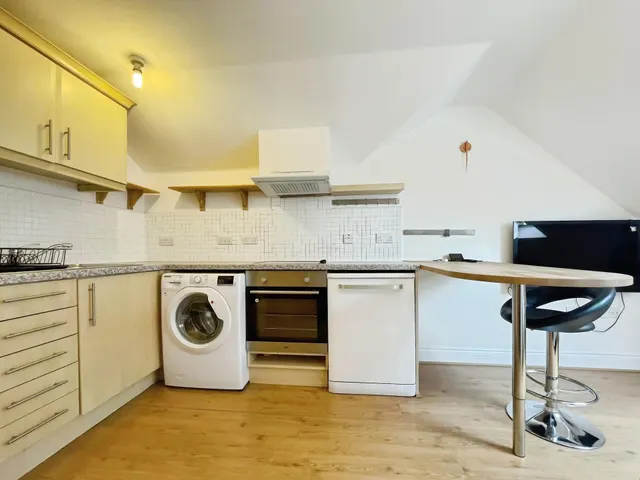 Photo 2 — Sanders Place, Hitchin, SG4