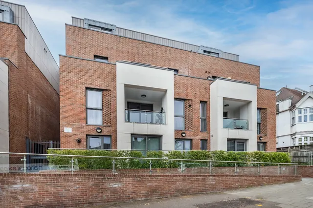 Finchley Road, London, NW3, photo 1
