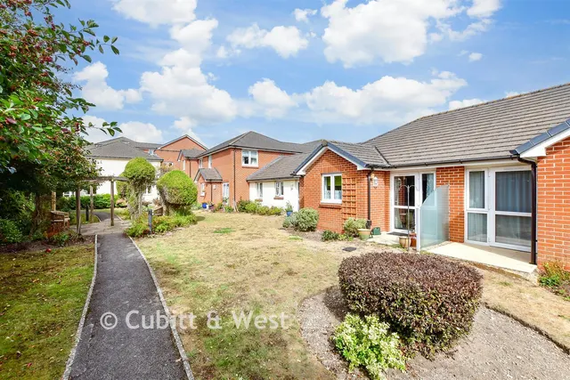 London Road, Cowplain, PO8, photo 2
