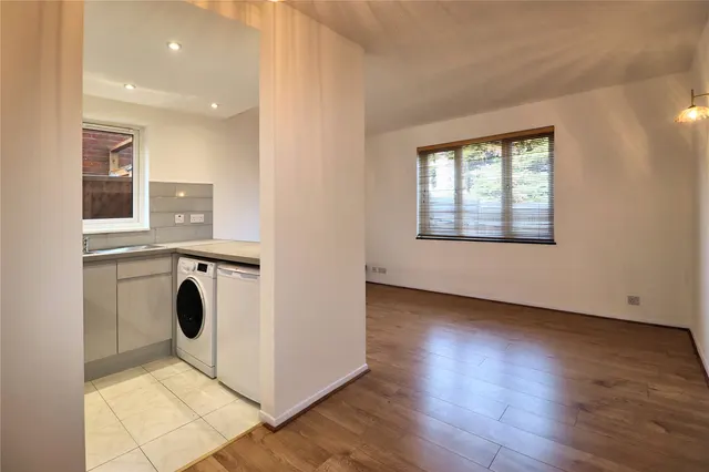 Tucker Road, Ottershaw, KT16, photo 2