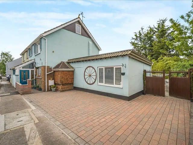 Merthyr Road, Tongwynlais, CF15, photo 1