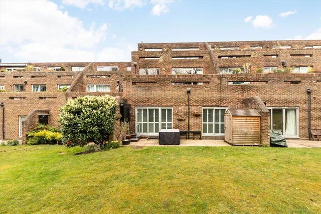 Stroudwater Park, Weybridge, KT13, photo 1