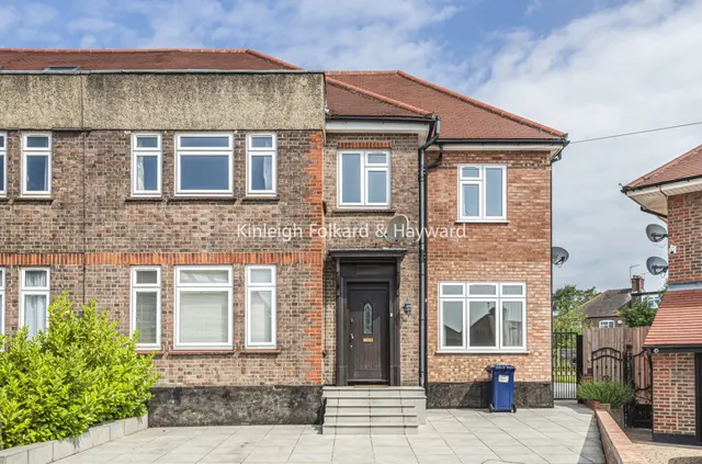 6 bedroom house — Saddlescombe Way, London, N12