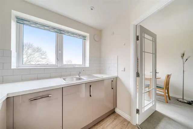 Botley Road, Park Gate, SO31, photo 3