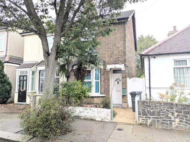 Hainault Road, Romford, RM6, photo 1