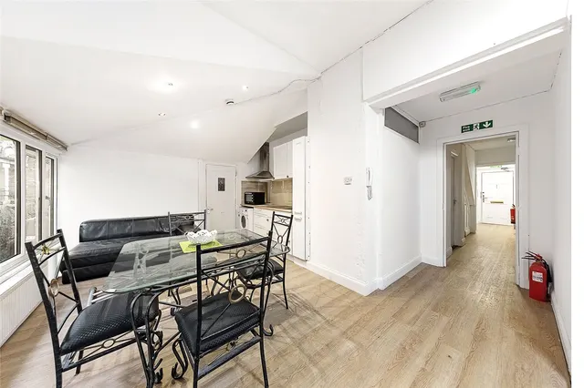 Tanfield Avenue, London, photo 2
