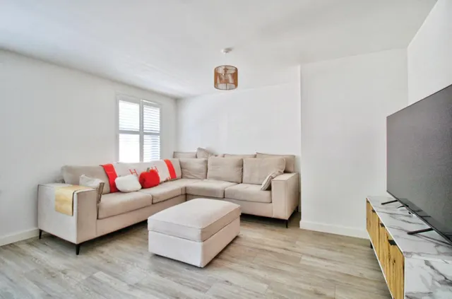 Broadway, Rainham, RM13, photo 2
