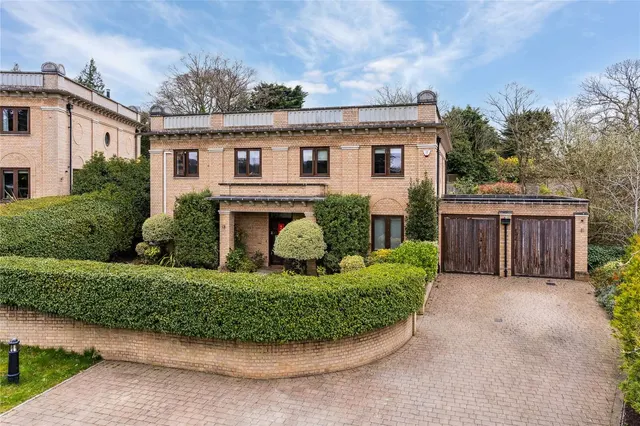Duchess Crescent, Stanmore, Middlesex, HA7 3GH, photo 1