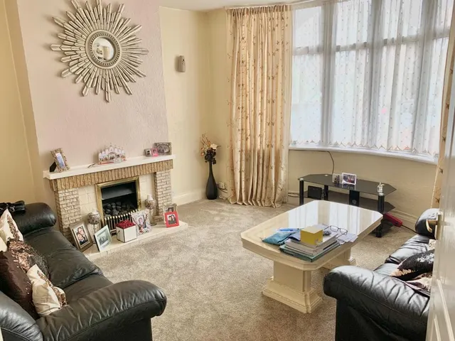 Photo 3 — Merstowe Close, Birmingham, B27