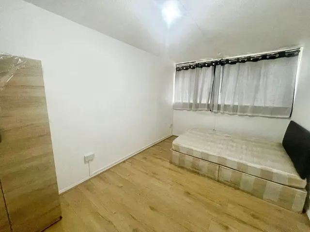 Comyns Close, London, E16, photo 1