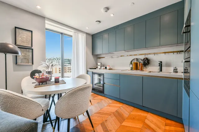 Photo 3 — Apartment 11-02, 33 Newton Street, London