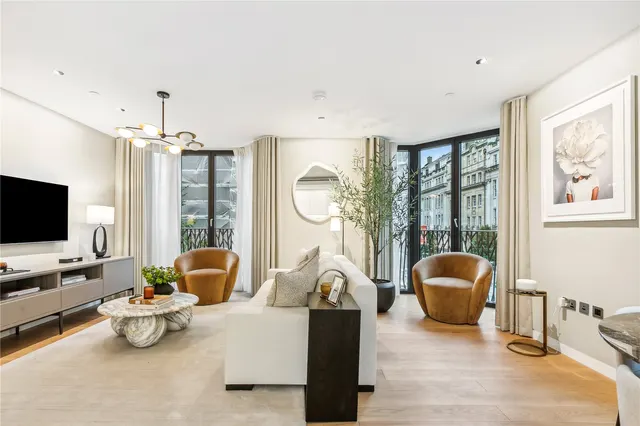 2 bedroom flat, Great Portland Street, London, W1W