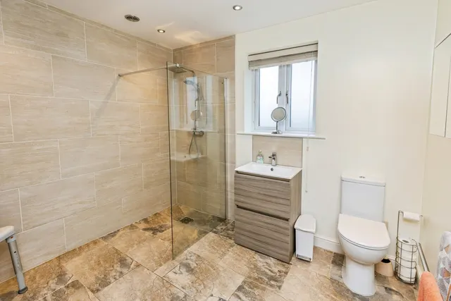 Sussex Gardens, Wrexham, LL11, photo 3