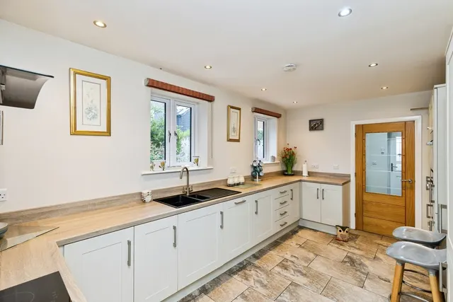 Sussex Gardens, Wrexham, LL11, photo 2