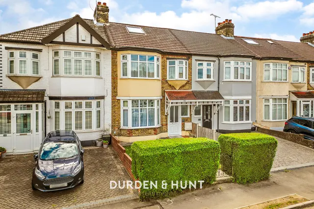 Carlton Road, Gidea Park, RM2, photo 1