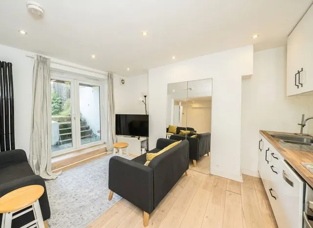 Photo 3 — Ferndale Road, Clapham, SW4